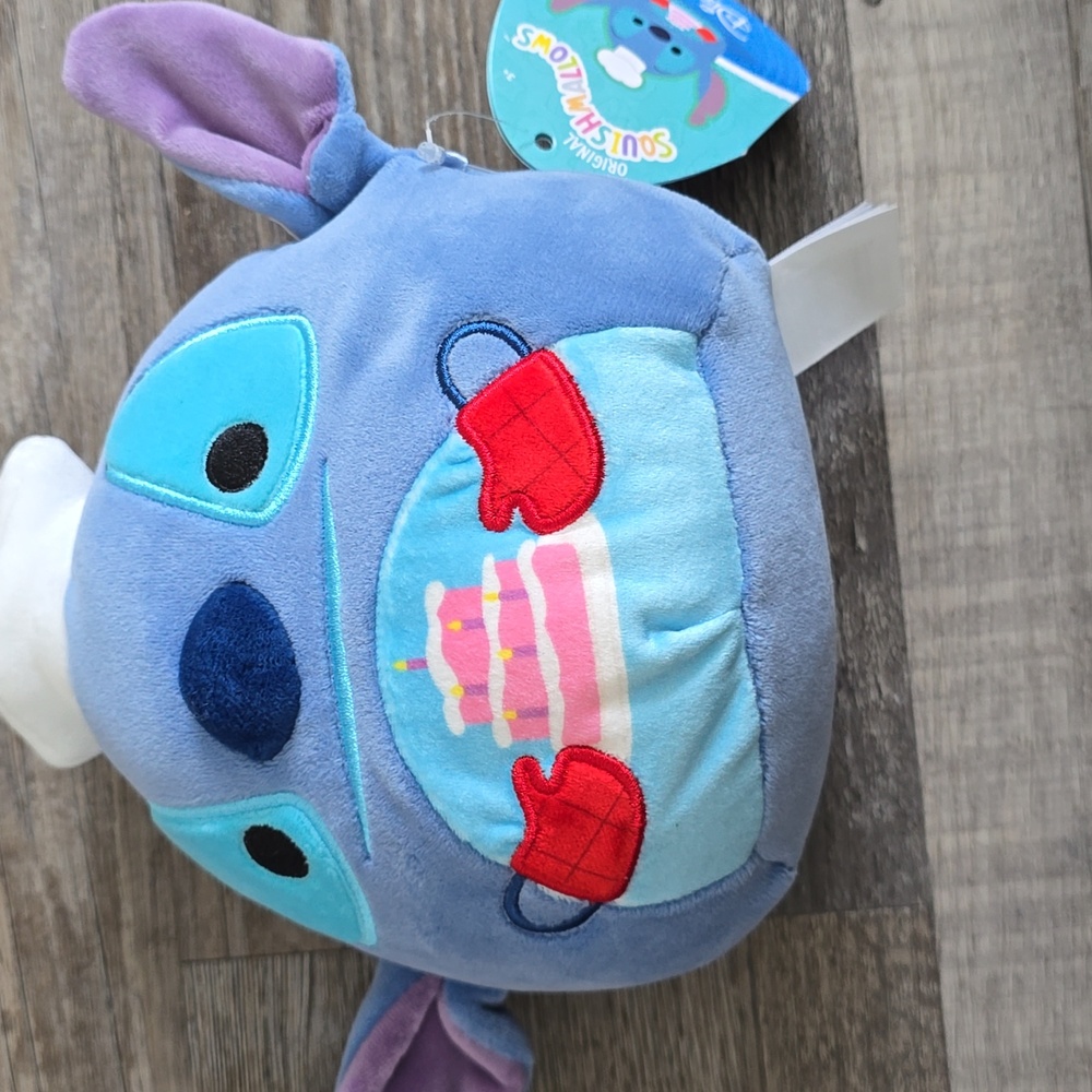 DISNEY'🧑‍🍳 7" Chef Stitch w Cake, Chef Hat & Red Oven‎ Mitts Squishmallow NWT - Picture 2 of 5